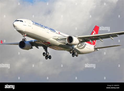 Turkish airlines airbus a330 landing hi-res stock photography and ...