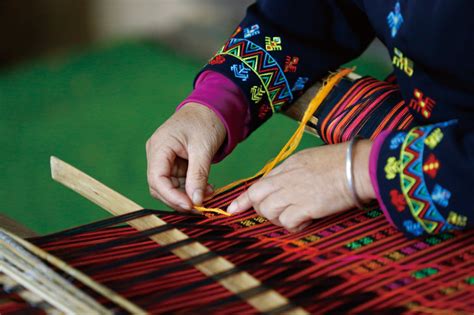 The Traditional Li Weaving Textile Technique Still in Use Today | The ...