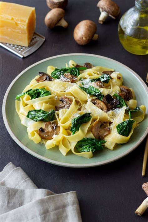 Linguini Pasta with Mushrooms, Spinach and Cheese. Healthy Eating ...