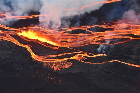 Here’s the science behind Mauna Loa’s ongoing volcanic eruption | PBS News