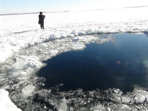 Video: Chunk of Chelyabinsk meteorite hitting frozen lake.