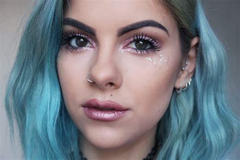 PINK GLITTER MAKEUP - Sophie Hannah