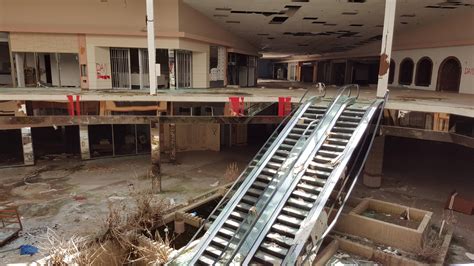 Rolling Acres Mall in Akron, Ohio [3718x2092][OC] : r/AbandonedPorn