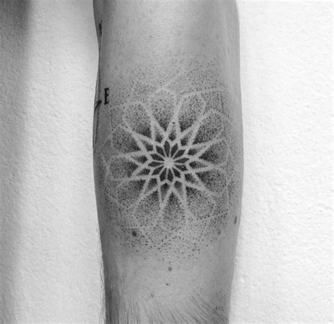 Pin by Daniel Nicolaevsky Maria on | tat | | Dot tattoos, Snow flake ...