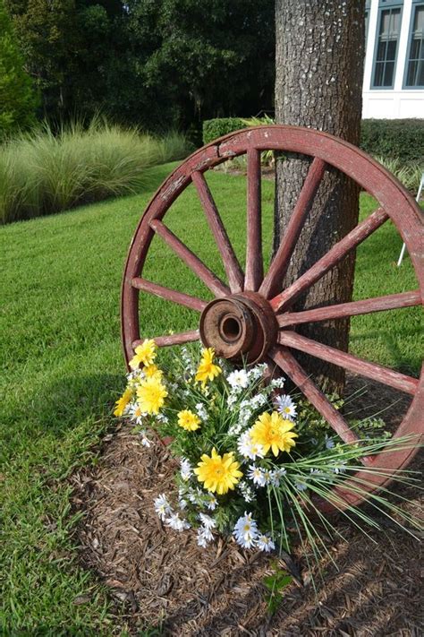 16 Magnificent Ways to Use Old Wagon Wheels In Your Garden - The ART in ...