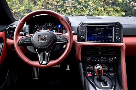 Six Aesthetically Pleasing Interior Details on the 2018 Nissan GT-R ...