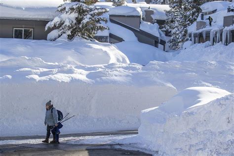 Photos of a 'Mammoth' snowfall: California town gets hit with 10 feet ...