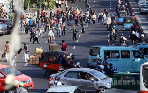 Tawuran Antar Pelajar di Jakarta, Foto 3 #1612368 - Tribunnews.com