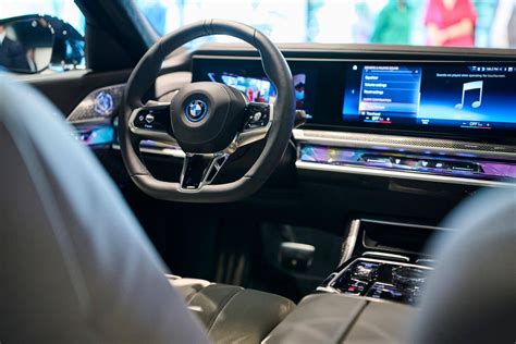 VIDEO: Check Out Some of the Coolest Features on the BMW i7