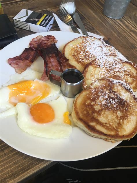 [i ate] American Pancakes with bacon and egg and maple sirup on top! : food