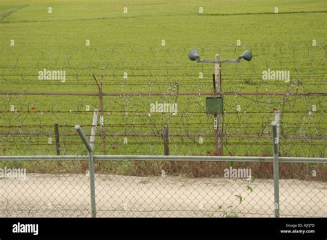 Border fence Security DMZ Korea Stock Photo - Alamy