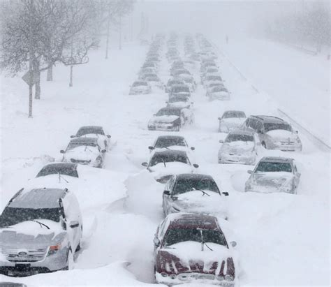 Blizzard Turns Chicago Commute Into a Nightmare - The New York Times