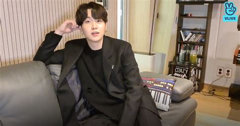 BTS's SUGA plays the guitar for fans through Vlive | allkpop