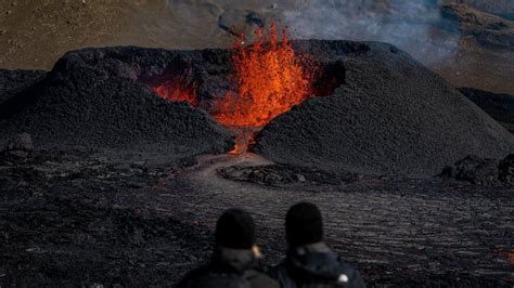 Iceland volcano: Blue Lagoon closes over eruption fears - BBC News