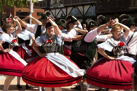 German folk dance editorial stock image. Image of leavenworth - 25806499