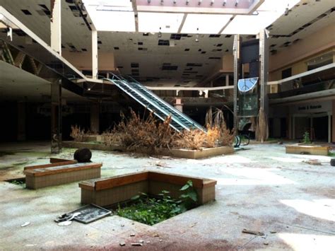 A Look Inside The Abandoned Rolling Acres Mall (28 pics)