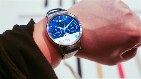 The new Huawei Watch sports a traditional look (pictures) - CNET