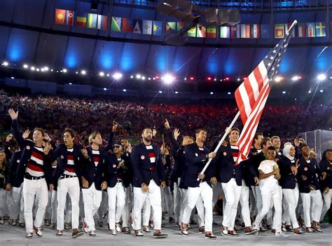 Michael Phelps Carries the American Flag as He Leads Team USA Into Rio ...