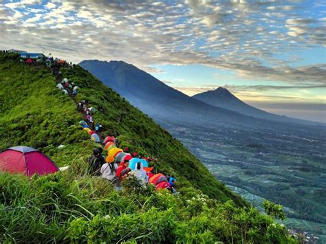 Keindahan Puncak Gunung Andong | Indonesia Traveler