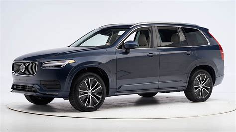 Two Volvo SUVs earn 2020 safety awards