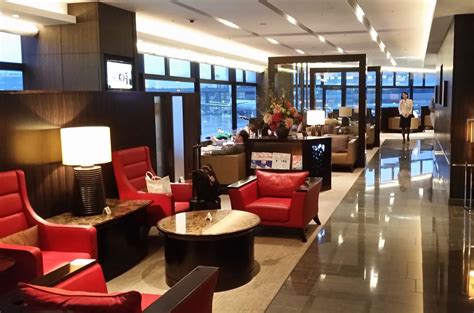 [REVIEW] JAL first class lounge Narita airport - Points with a Crew