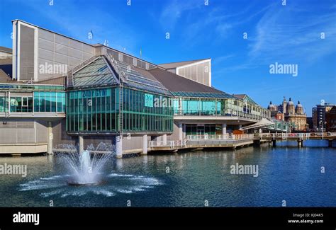 Hull city centre center shops shopping hi-res stock photography and ...