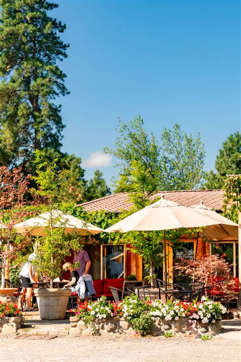 18 CHARMING Hood River Wineries Guaranteed to Impress