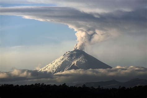 AP APTOPIX Ecuador Volcano