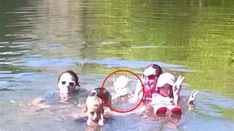 Family 'photobombed by ghost of little girl who drowned in 1915 ...