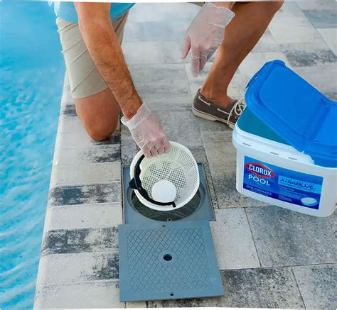 Chlorinating Tablets vs. Liquid | Clorox® Pool&Spa™