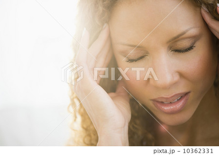 Woman with headache 10362331