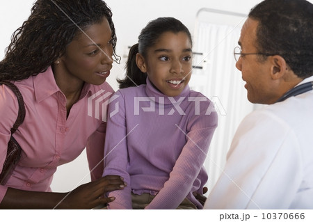 Girl getting check up from pediatrician 10370666