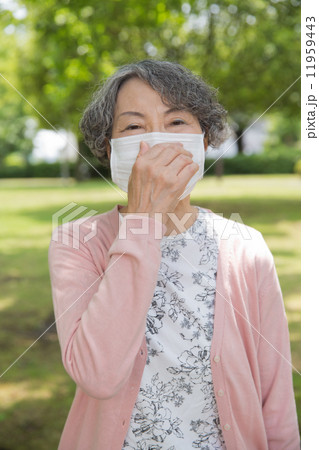 公園でマスクを着用しているシニア女性 11959443