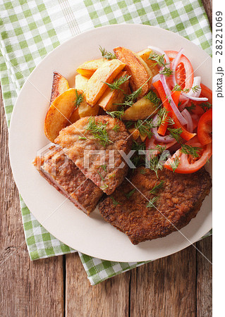 Fried rump steak and fresh vegetables 28221069