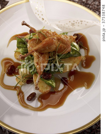 Quail legs with potatoes, baby spinach, currants and sauce 37538748