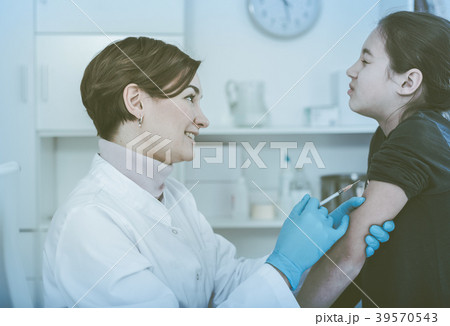 Doctor makes injection girl 39570543