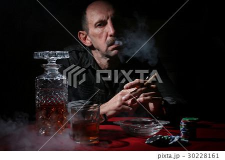 man smoke pipe and play poker 30228161