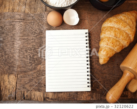 Croissants with blank notepad 32120622