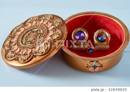 small round box with luxury stud cufflink 32649920