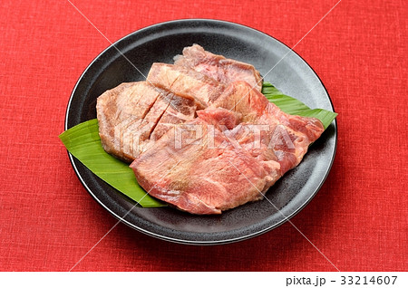 焼肉用の牛タン（牛たん）厚切り／味付きの生肉。未加熱、焼いていません。 33214607