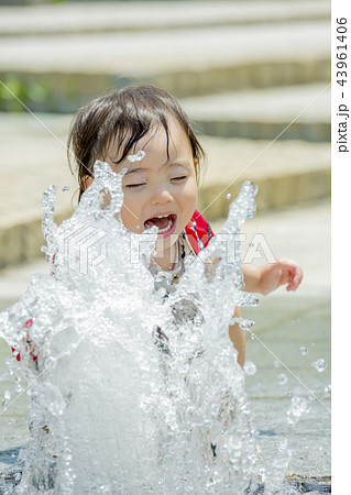 公園で水遊びをする男の子 43961406