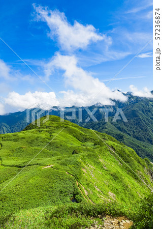 雨飾山登山 （雨飾山山頂から笹平と焼山の眺め） 57236874