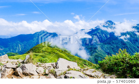 雨飾山登山 （雨飾山山頂から笹平と焼山を望む） 57401060