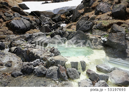 須川温泉は全国屈指の湧出量を誇る強酸性温泉 53197693