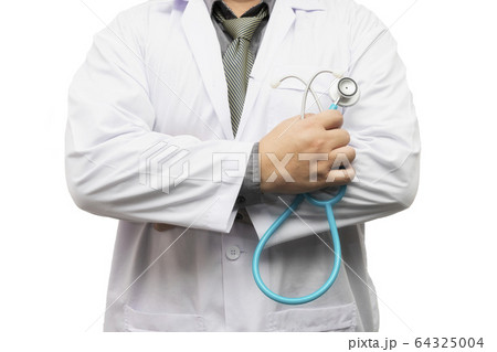 Doctor standing arms crossed with stethoscope 64325004