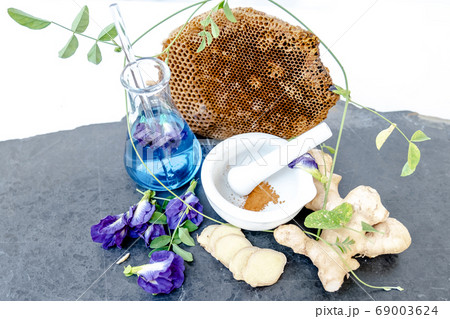 Extraction of ginger and anchan flowers And honey to make herbal medicine 69003624