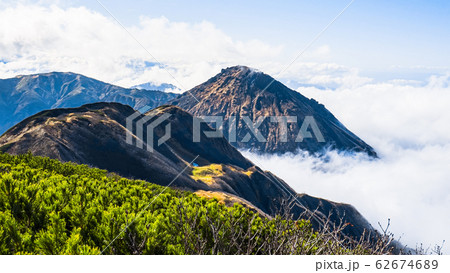 秋の火打山登山 （火打山から焼山を望む） 62674689