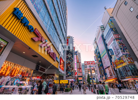 日本の東京都市景観 コロナ禍の東京・秋葉原。秋葉原駅前をマスク姿で歩く人たち 70529748