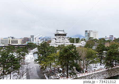 雪の小倉城 73421312