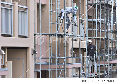 集合住宅のリフォーム　外壁塗装の仮設足場組立作業風景 84159884